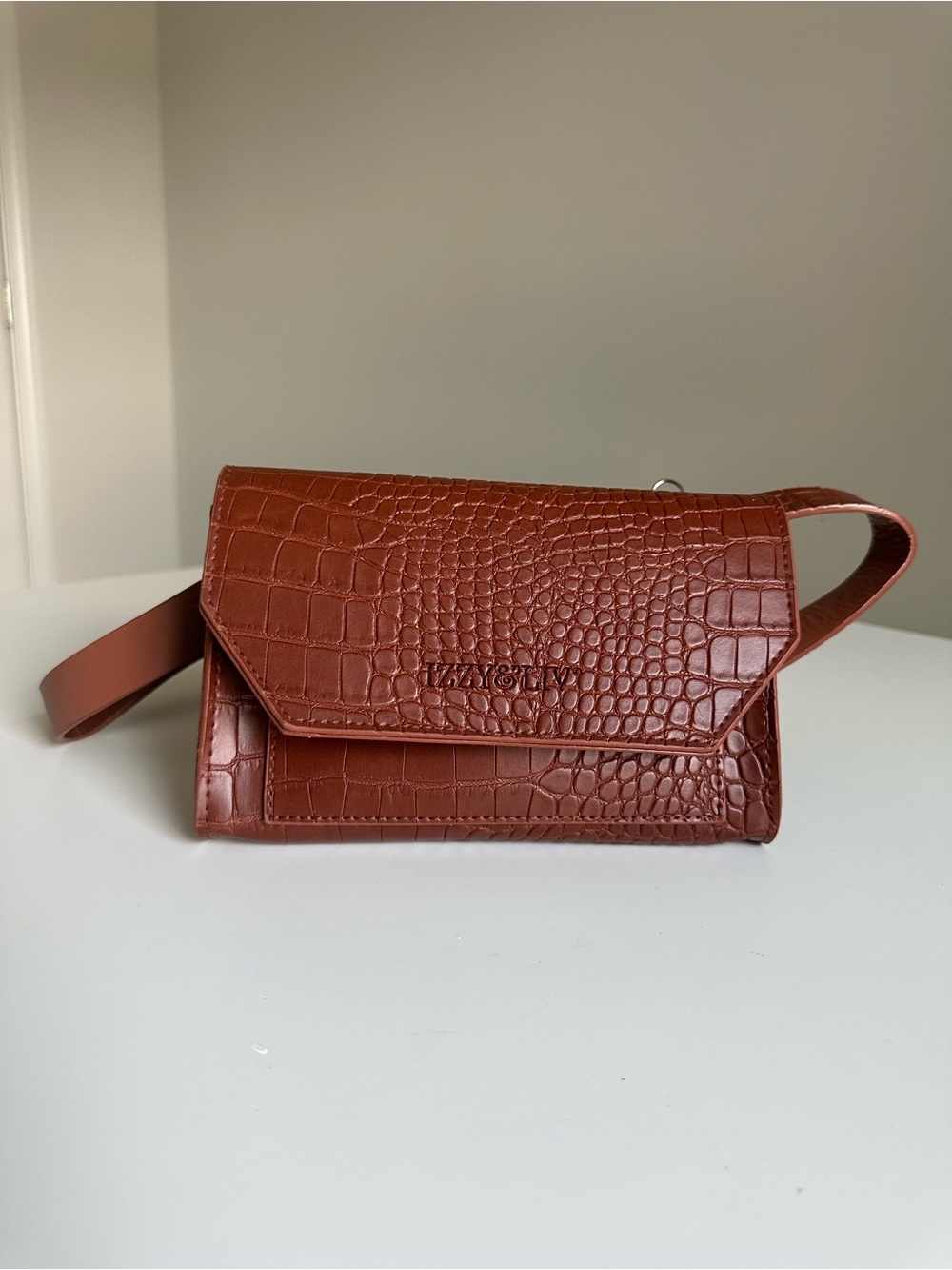 Izzy & Liv Croc-Embossed Mini Crossbody Bag Cognac Brown Adjustable Strap 🤎